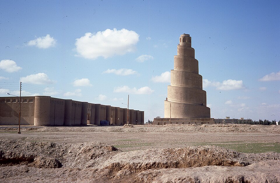 El minarete en espiral de Samarra junto a los muros de la Gran Mezquita
