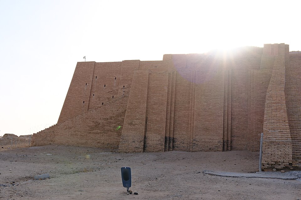 La fachada de ladrillo del gran zigurat de Ur bajo el sol