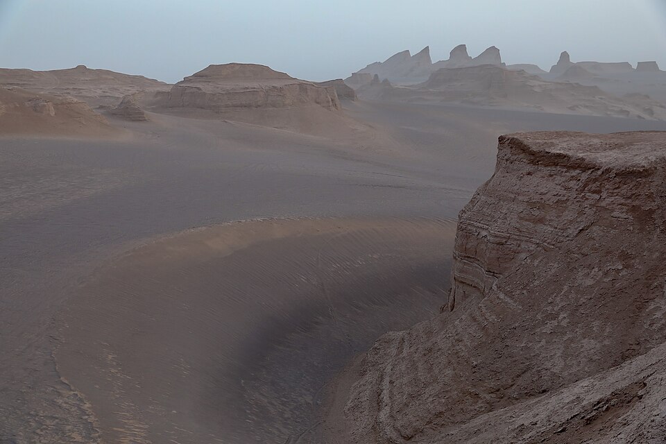 Formaciones de roca y arena del desierto de Lut