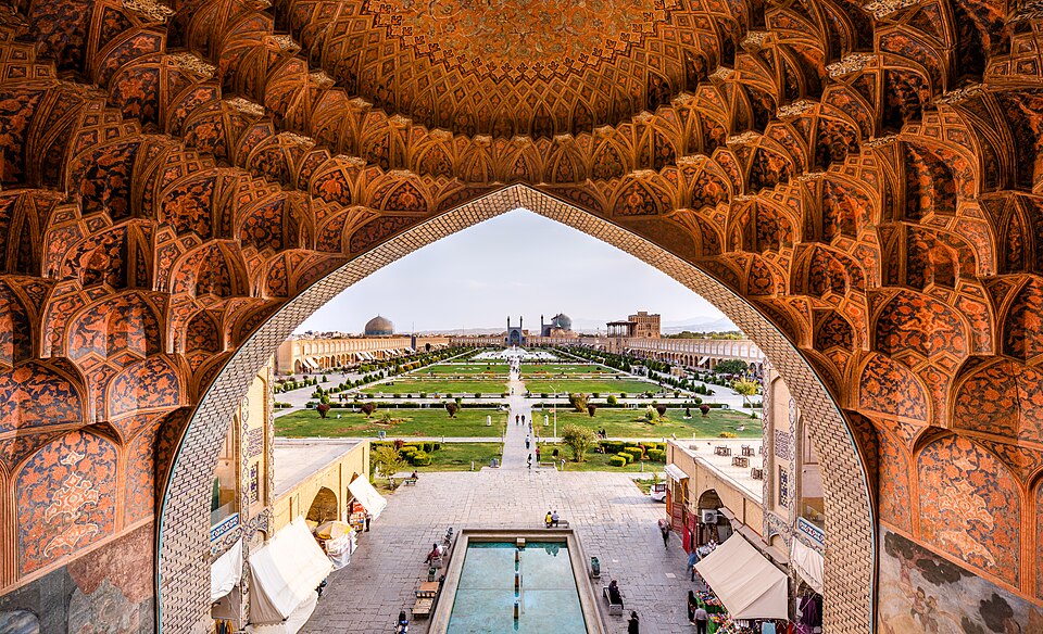 La plaza Naqsh-e Jahan vista a través de un arco decorado del bazar