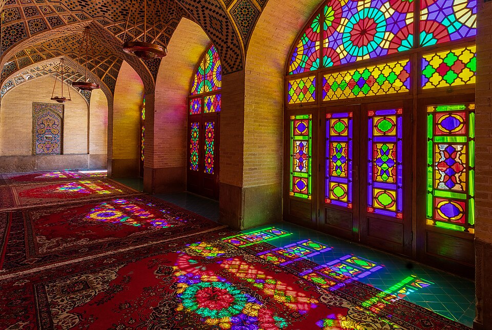 Luz de colores de los vitrales sobre las alfombras de la mezquita Nasir al-Mulk