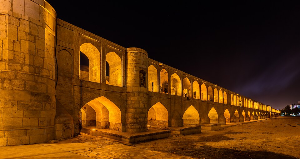 Los arcos iluminados del puente Si-o-se-pol de noche