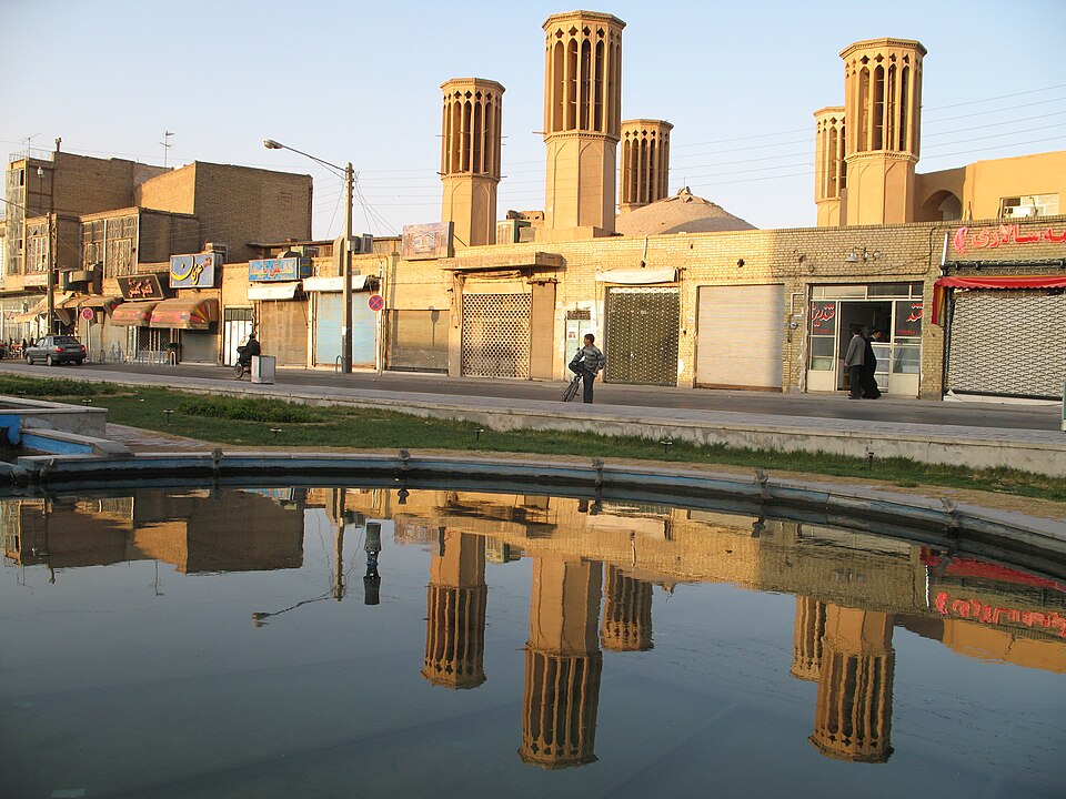 Torres de viento de Yazd reflejadas en un estanque