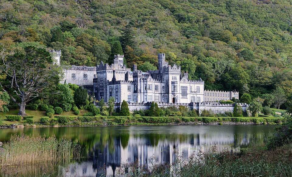 La Abadía de Kylemore reflejada en el lago