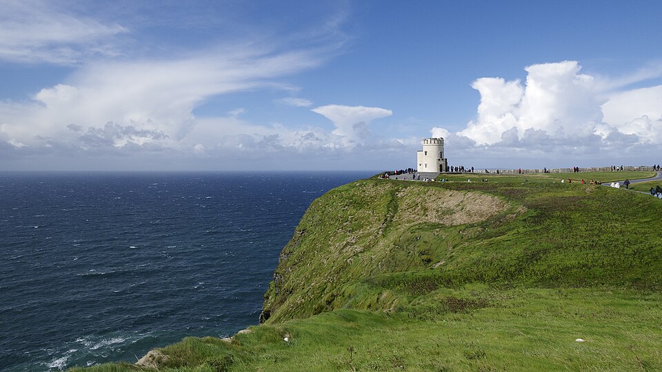 La torre de O'Brien en lo alto de los Acantilados de Moher sobre el Atlántico