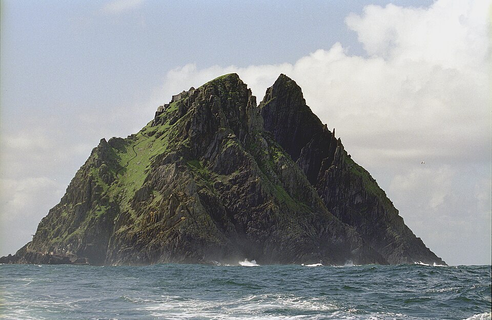 La isla rocosa de Skellig Michael en el mar