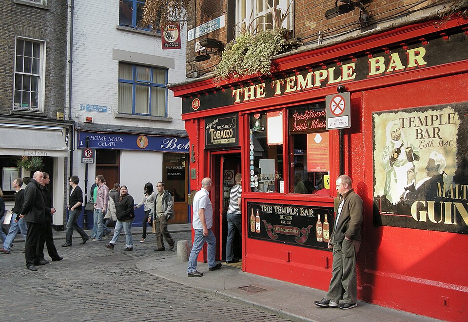La fachada roja del pub The Temple Bar en Dublín