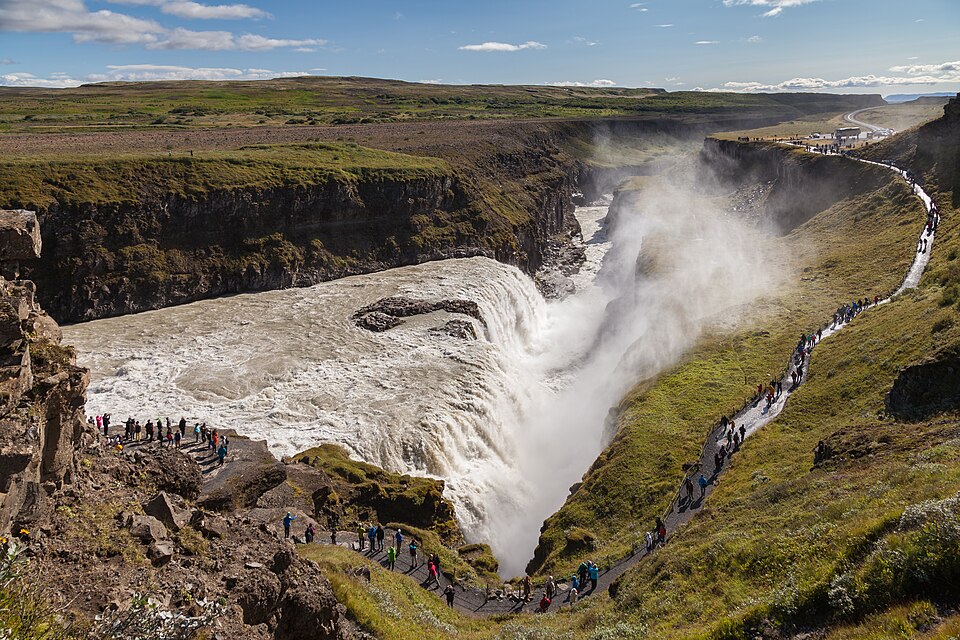 La cascada Gullfoss cayendo a un cañón