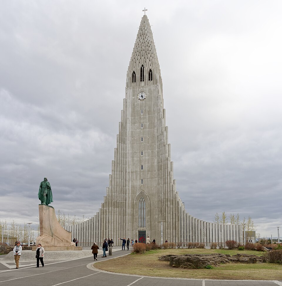 La iglesia Hallgrímskirkja con su torre escalonada