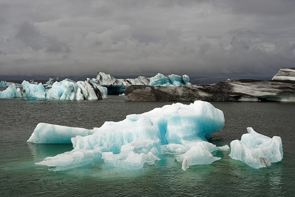 Icebergs azules flotando en la laguna de Jökulsárlón