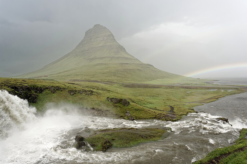 La montaña Kirkjufell con cascadas en primer plano