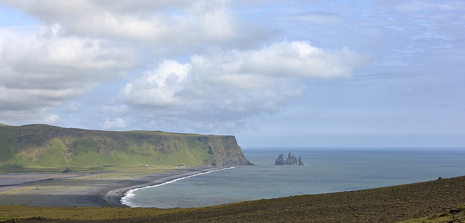 La playa negra de Reynisfjara y las agujas de Reynisdrangar