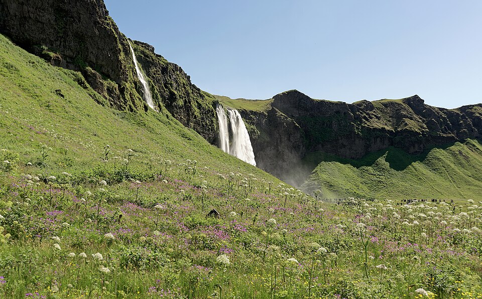 La cascada Seljalandsfoss entre acantilados verdes