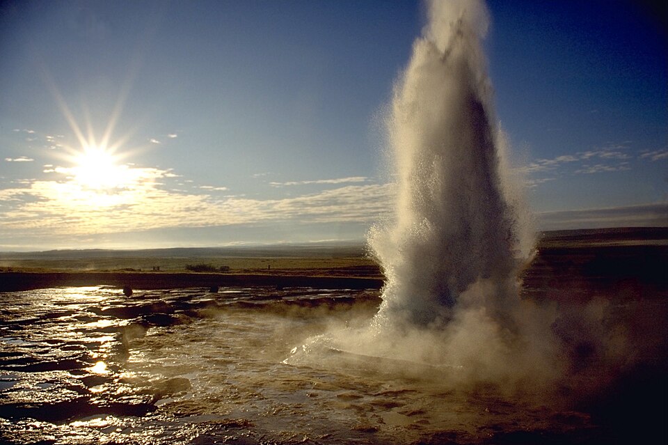 El géiser Strokkur en erupción a contraluz