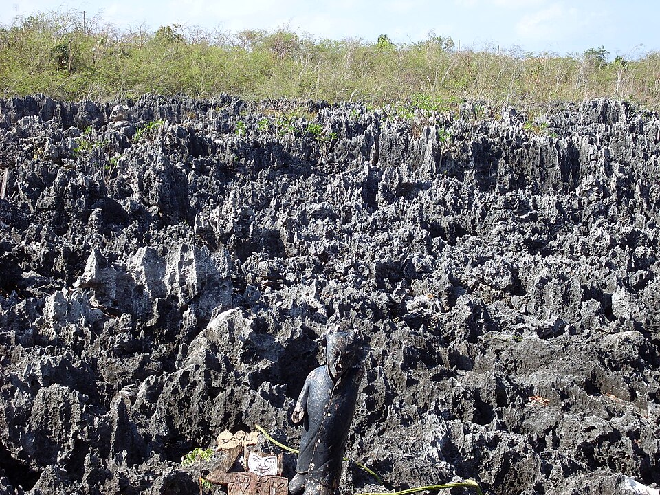 Rocas calizas negras y puntiagudas en el lugar llamado Hell