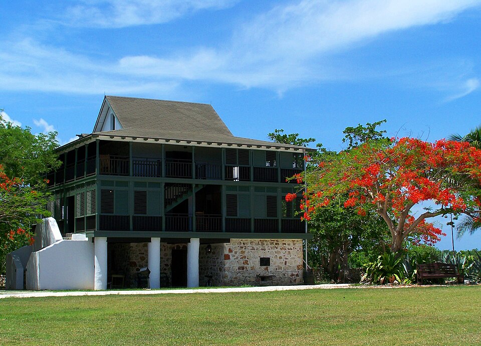 La casa colonial de Pedro St. James, de piedra con balcones de madera