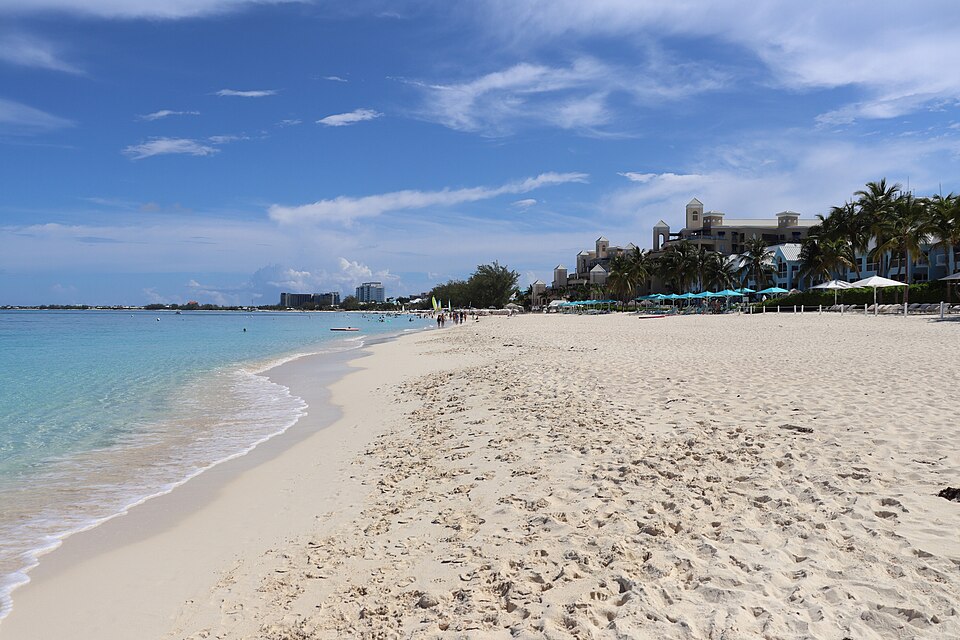 La larga playa de arena blanca de Seven Mile Beach con agua turquesa