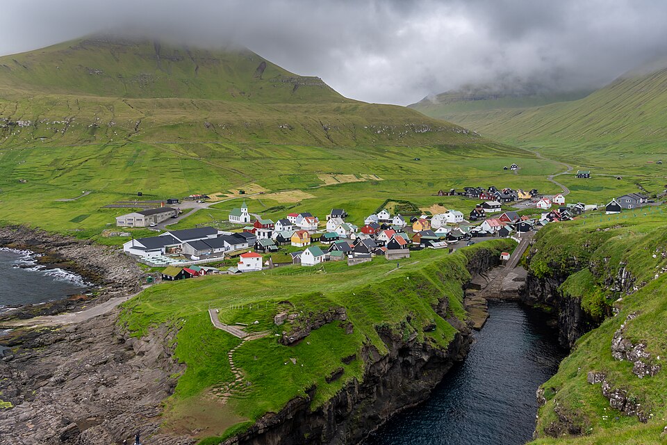 El pueblo de Gjógv y su garganta junto al mar