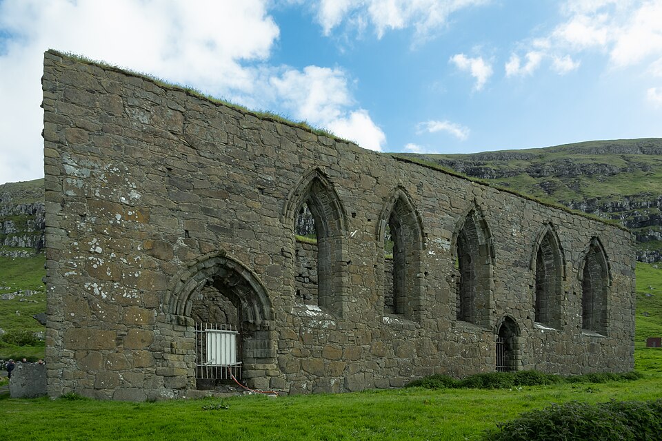 Las ruinas de piedra de la catedral de San Magnus en Kirkjubøur