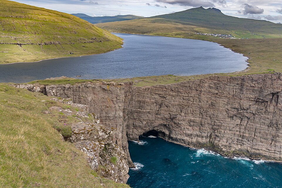 El lago Sørvágsvatn sobre los acantilados junto al mar