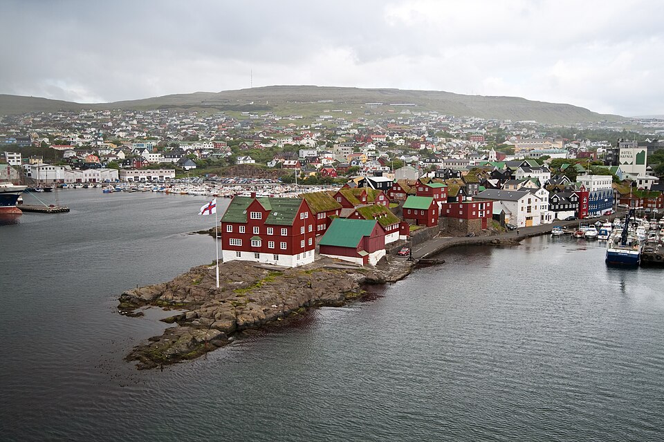 Las casas rojas de Tinganes en el puerto de Tórshavn