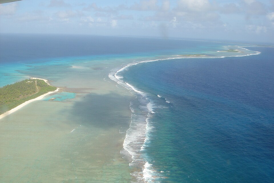 El atolón Bikini visto desde el aire, con su arrecife y su laguna