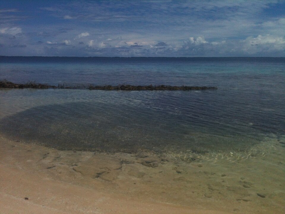 Agua clara de la laguna de Majuro junto al islote Bikrin