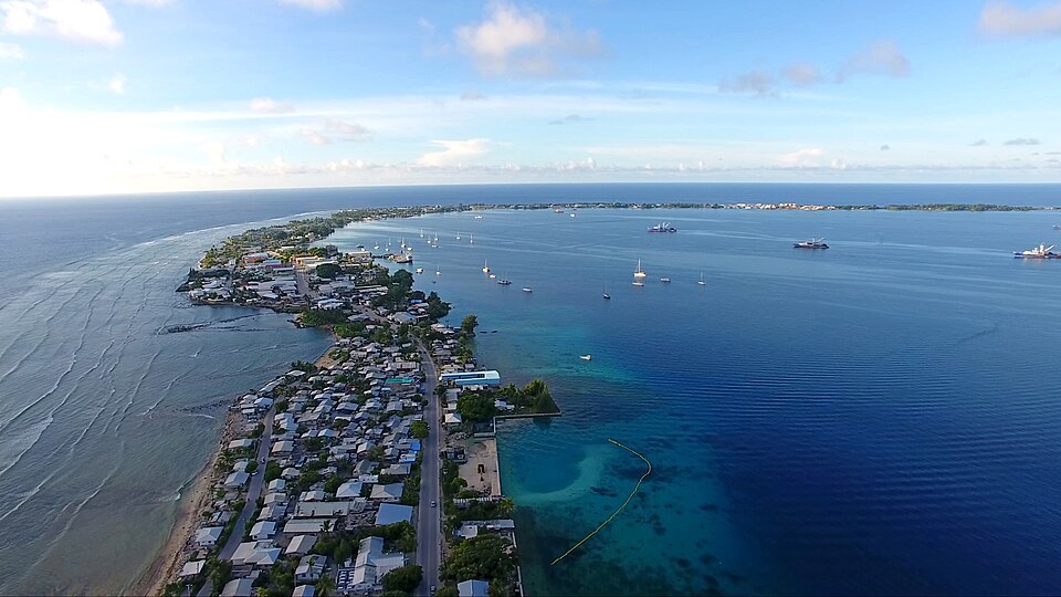 Vista aérea de una franja del atolón de Majuro entre el océano y la laguna