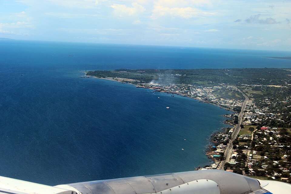 Honiara y la costa de Guadalcanal vistas desde el avión