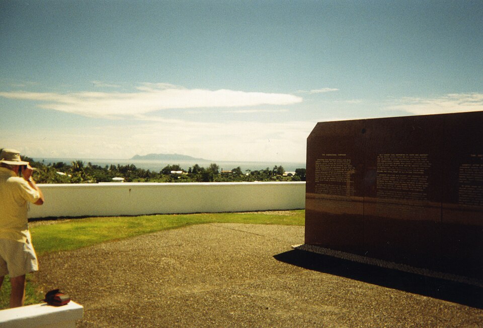 El memorial de la Segunda Guerra Mundial en Skyline Ridge con vista al mar