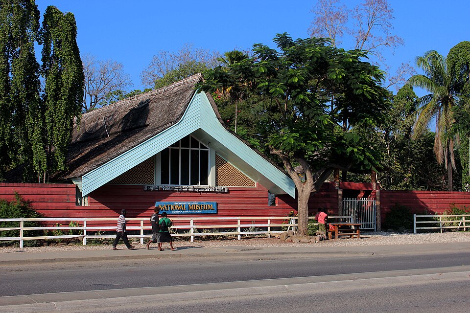 La entrada del Museo Nacional de las Islas Salomón con techo de estilo tradicional