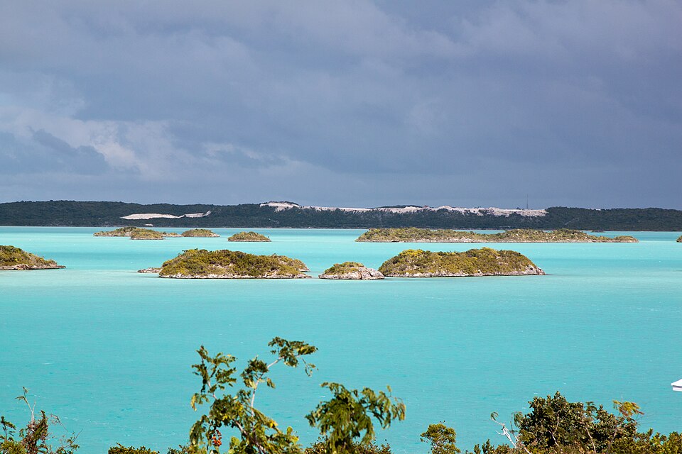 La laguna turquesa de Chalk Sound con pequeños islotes