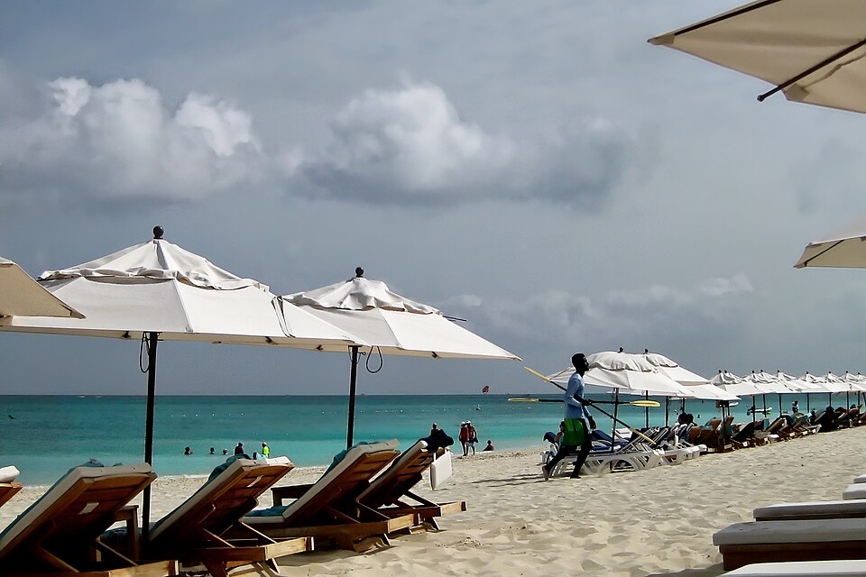La playa de Grace Bay con arena blanca y agua turquesa