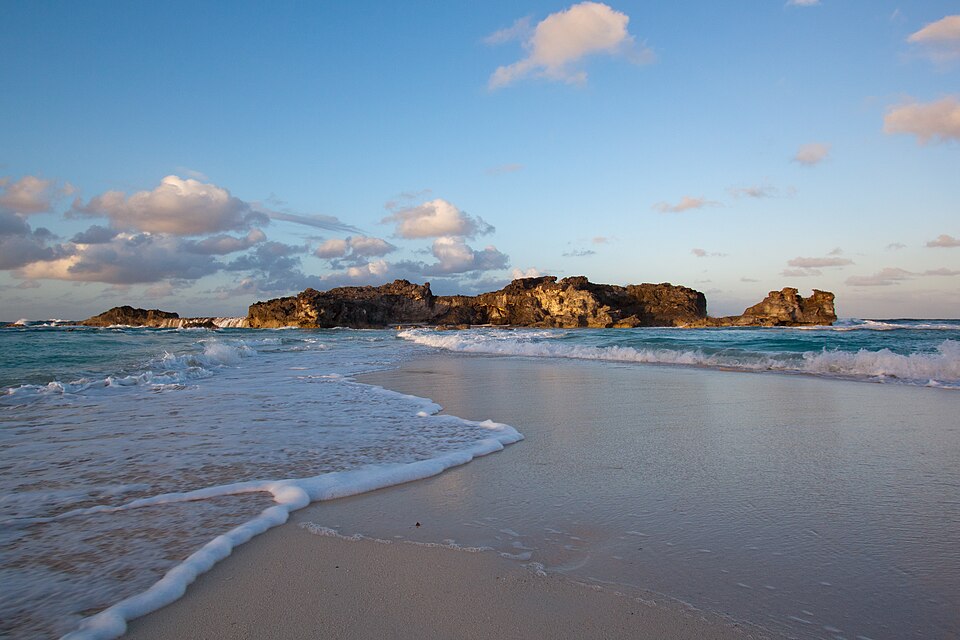 La playa de Mudjin Harbour con el islote rocoso del Cayo del Dragón al fondo