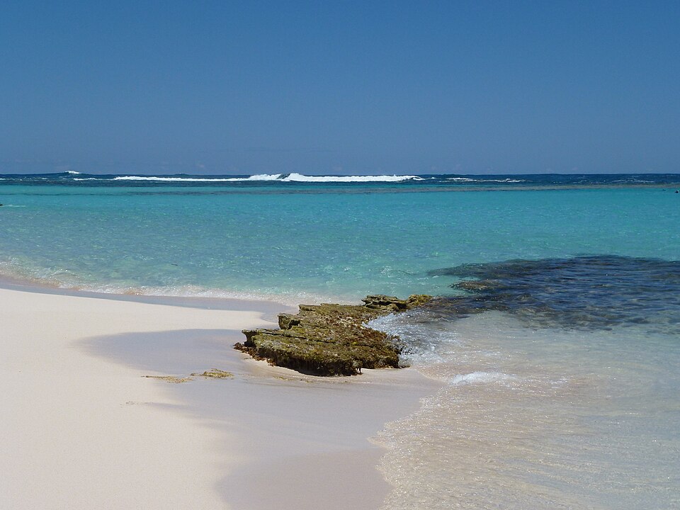 Playa de arena blanca y agua clara en Loblolly Bay, Anegada