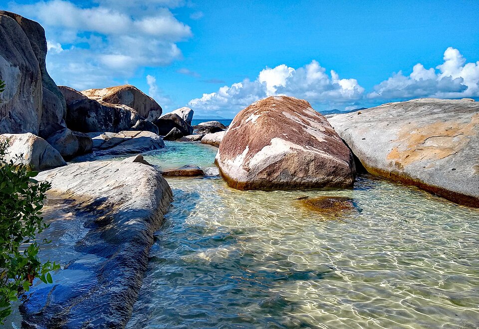 Grandes rocas de granito junto a pozas de agua cristalina en The Baths