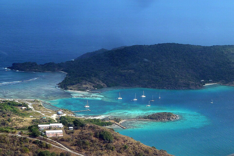 Vista de Jost Van Dyke con una bahía turquesa y veleros anclados