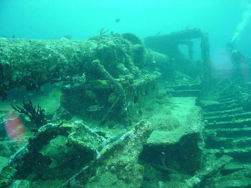 Restos cubiertos de coral del naufragio del RMS Rhone bajo el agua