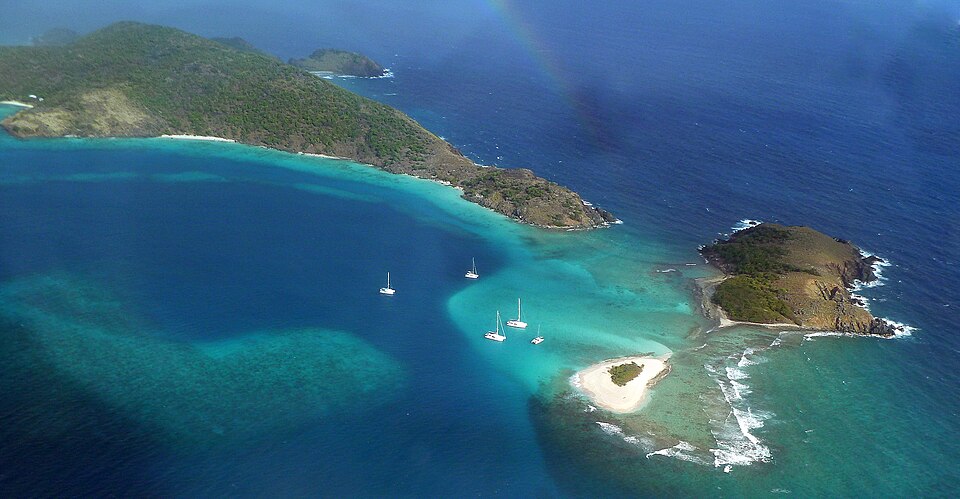 Vista aérea de Green Cay y el islote de arena de Sandy Spit rodeados de agua turquesa