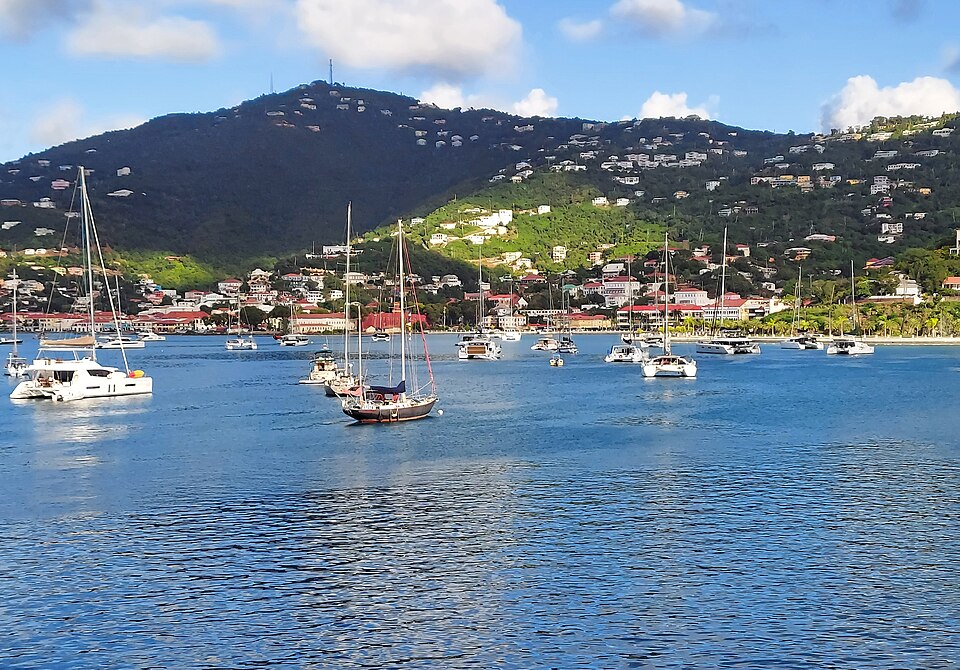 La bahía de Charlotte Amalie con veleros y casas en las colinas verdes