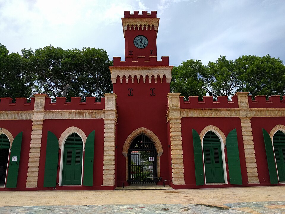La fachada roja y amarilla del fuerte Christian con su torre del reloj