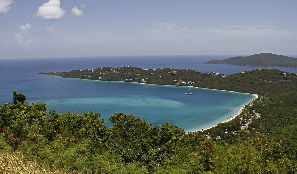 Vista desde la montaña de la bahía de Magens Bay con su playa curva