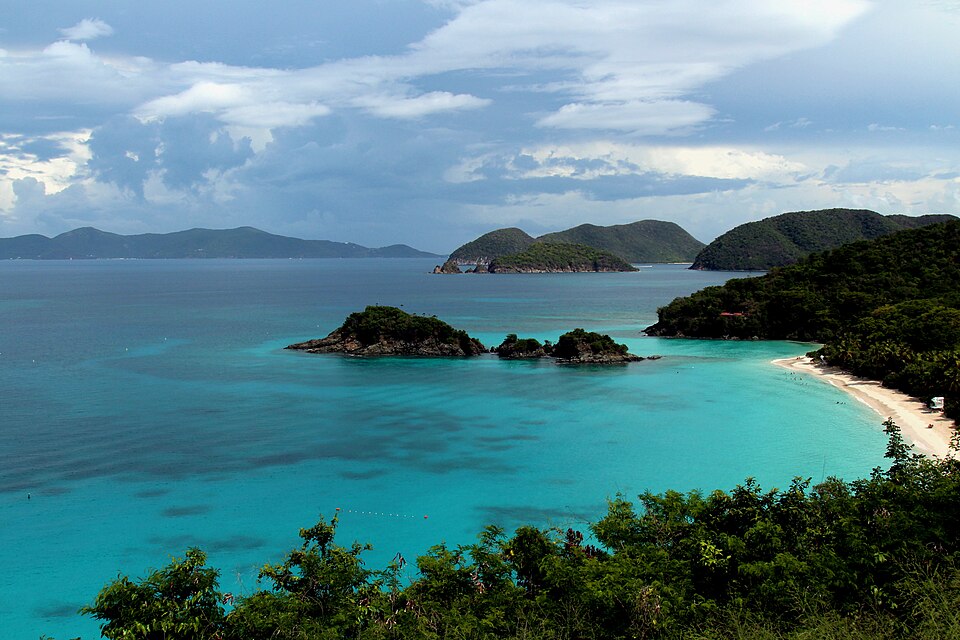La bahía de Trunk Bay con agua turquesa, arena blanca y un islote verde