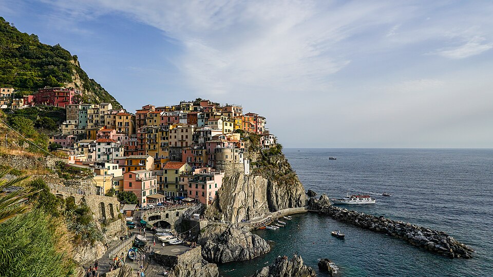 Las casas de colores de Manarola sobre las rocas junto al mar