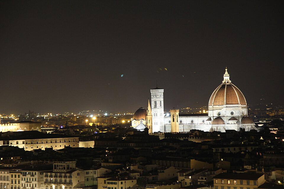 La cúpula de la catedral de Florencia iluminada de noche
