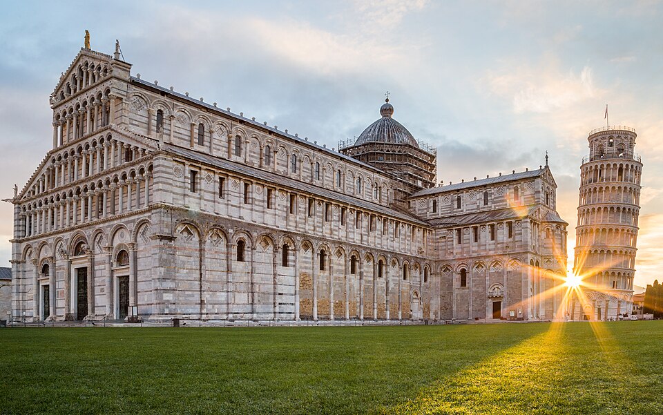 La catedral y la Torre inclinada de Pisa al amanecer