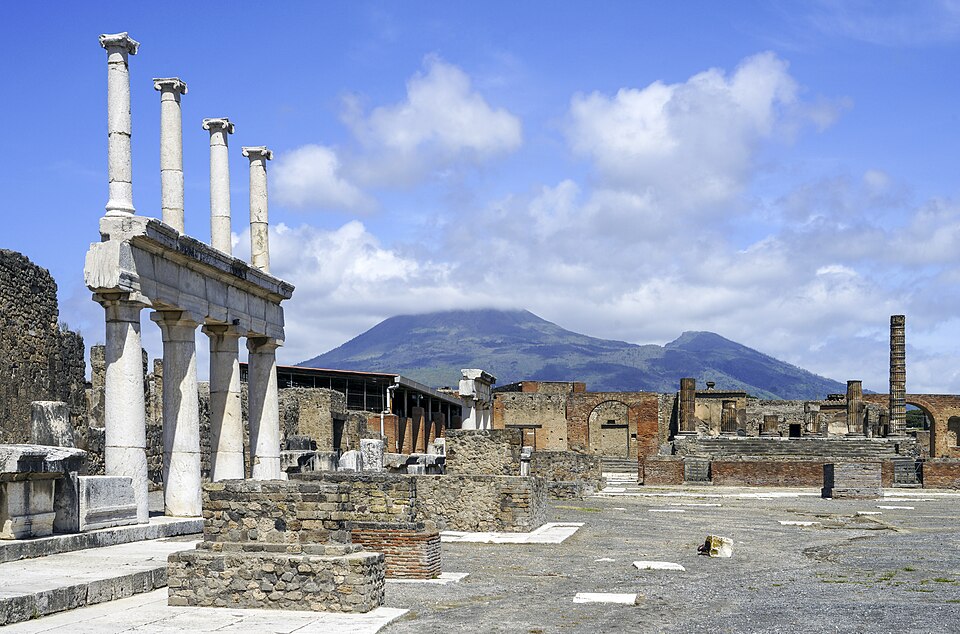 Las columnas del Foro de Pompeya con el Vesubio al fondo