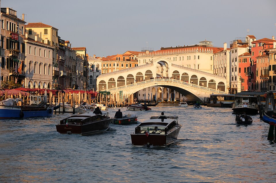 El puente de Rialto sobre el Gran Canal de Venecia