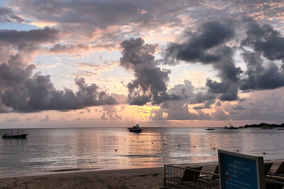 Atardecer con nubes de colores sobre el mar en Negril