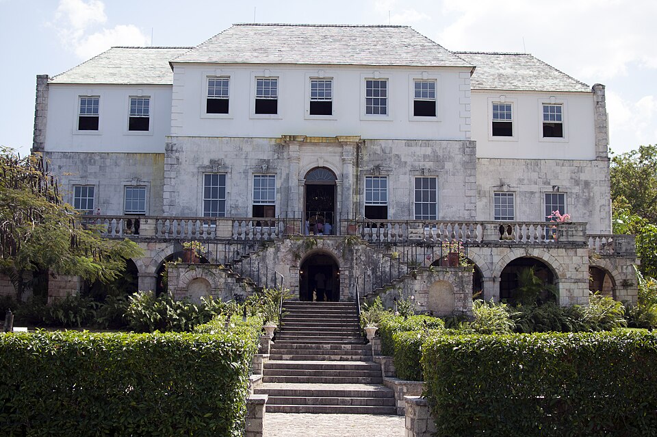 La fachada de piedra de la casa colonial Rose Hall con escalinata y jardines